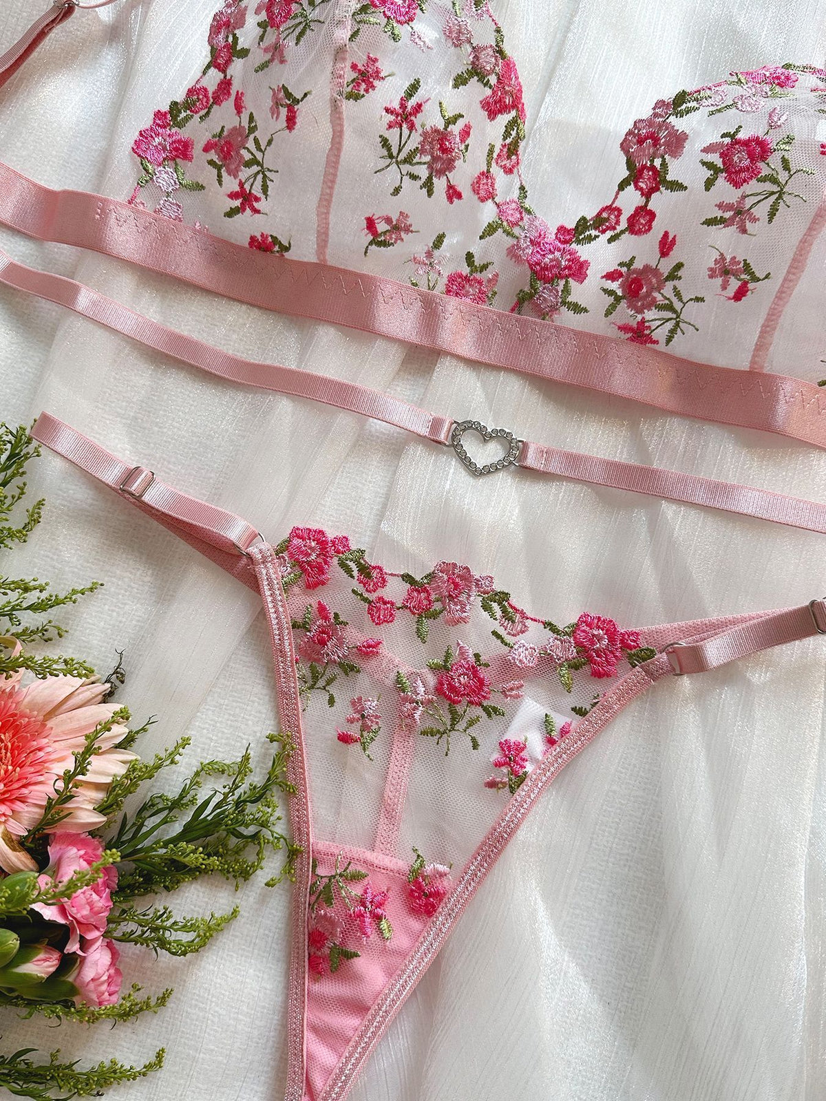 Fashion Rose Embroidered Heart-shaped Buckle Underwear Suit