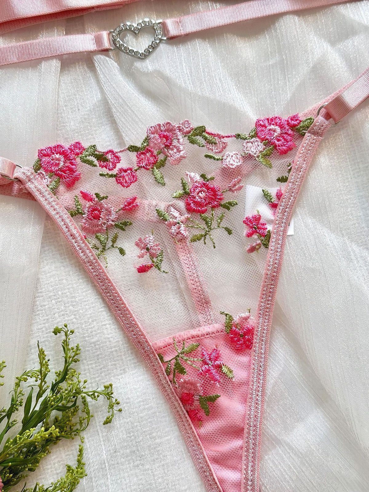 Fashion Rose Embroidered Heart-shaped Buckle Underwear Suit