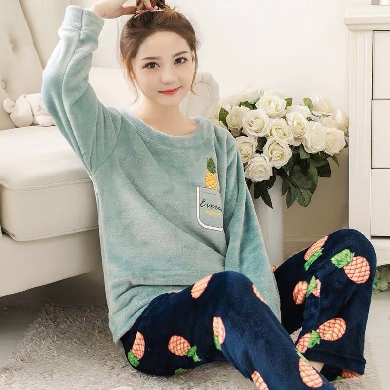 Pajama donne con velvet di corallo in inverno